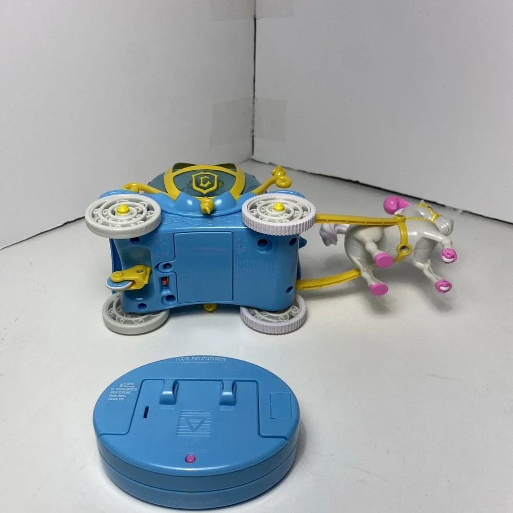 Disney Princess Cinderella Horse Drawn Carriage RC Radio Control Batt‎ Included